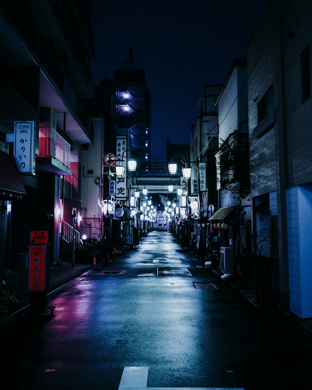 스마트폰 화면을 바라보는 사람