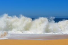 crashing-waves-140244_1280-gBklNcH8