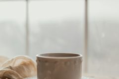 창가에 놓인 따뜻한 찻잔과 햇빛