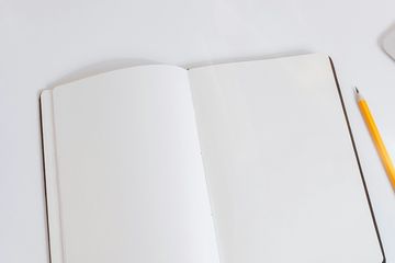 AI 시대 책상 위 펼쳐진 노트북과 조용한 빛