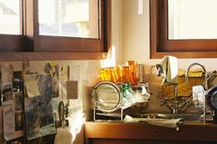post1_featured_sunlit_kitchen-lZfv8uK5