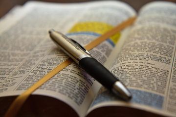 펜과 함께 펼쳐진 성경 — 히브리서 4:12 강해