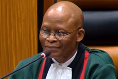 Ex-presidente do Supremo da África do Sul é ordenado a se desculpar por apoiar Israel