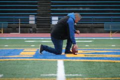 Caso de treinador demitido por orar com alunos chega à Suprema Corte