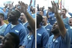 'Ele me Ama': culto em presídio leva 260 detentos a louvarem a Deus