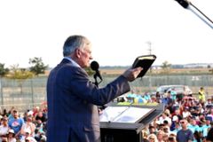 Milhares aceitam a Jesus Cristo em cruzada com Franklin Graham