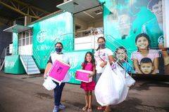 Famílias carentes no Paraná recebem atendimento gratuito em Carreta Solidária