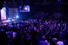 Autoridades ordenam que Hillsong pare adoração em cultos jovens