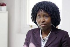 Enfermeira demitida por usar crucifixo vence processo na Justiça