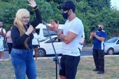 Pastora é surpreendida por Gusttavo Lima durante pregação na rua