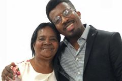 Urgente: Mãe do cantor Delino Marçal é morta a pauladas dentro de igreja