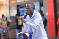 Após aceitar Jesus em cruzada, ex-muçulmano se torna evangelista de rua em Uganda