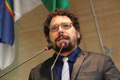 Dias dos Pais e Mães são alvo de projeto que visa extingui-los