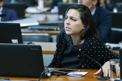 'Marido e mulher': deputada quer proibir termos na certidão de casamento