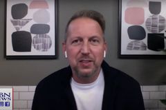 Ateu lê Bíblia para ‘desmascarar a fé’ do pai cristão e acaba se convertendo