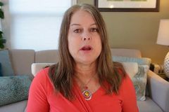 Conselho escolar do Canadá afasta professora que questiona livros transgêneros