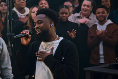 Cantor cristão indicado ao Grammy testemunha superação após ser abusado e viver na rua