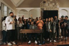 Conheça o projeto em espanhol do Maverick City, "Como En El Cielo"