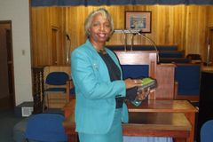 Esposa de pastor é morta por bala perdida em igreja e família perdoa atiradora