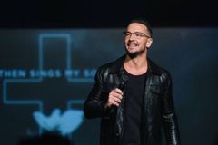 Pastor demitido da Hillsong buscará ajuda pra depressão e ansiedade