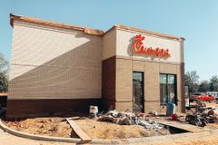 Como ato de fé, donos de franquia Chick-fil-A colocam Bíblia na fundação do prédio
