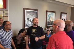 Pessoas de vários países louvam a Deus em lanchonete e vídeo viraliza nas redes sociais