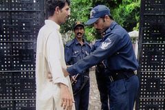 Contra ataques terroristas no Natal, igrejas no Paquistão reforçam segurança