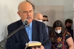 Ministro da Educação entrega Bíblias a familiares das vítimas em Saudades