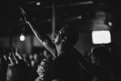 A Bíblia diz que o que pede, recebe: Então, Deus atenderá todas as nossas orações?