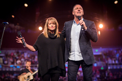 Brian Houston deixa o cargo de pastor sênior global da Hillsong