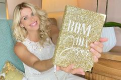 Karina Bacchi testemunha transformação: 'Sedenta da Palavra de Deus'