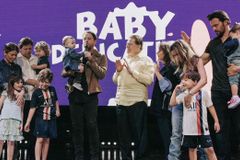 Silvio Santos vai à igreja com a família para consagrar neto a Deus