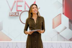 Patricia Abravanel leva pastor aos bastidores do SBT para orar pela equipe