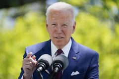 Biden permitirá trans em prisões femininas, revertendo decisão de Trump