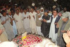 Cristãos exaltam Deus em velório de pastor morto a tiros no Paquistão: “Viva Jesus Cristo”