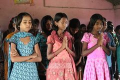 Meninas são amarradas por vários dias após conversão: “É difícil, mas queremos Jesus”