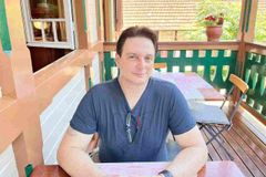 Pastor publica foto na cama com mulher misteriosa e choca a web