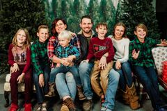 Barman alcoólatra se converte e leva colega viciado a Jesus: ‘Deus o usou para me salvar’