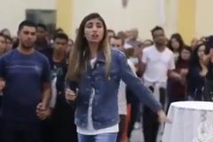 “Pregadora” afirma que adoração verdadeira somente na Igreja Católica