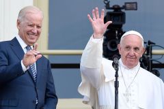 Bispos católicos debatem regras da comunhão que podem afetar Biden