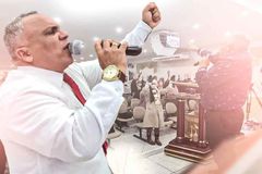 Como o pastor Ezequias Silva mantém igreja sem pedir dinheiro aos fiéis?