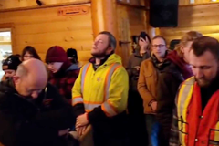 Caminhoneiros oram em meio a protestos por liberdade no Canadá