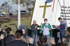 Igrejas se unem em oração em um “Movimento de clamor” na Praça da Bíblia