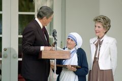 Índia bloqueia doações estrangeiras para instituição de Madre Teresa