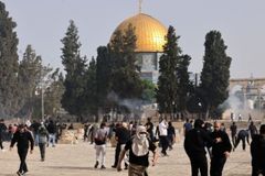 Confronto entre palestinos e israelenses continua: Hamas dispara mísseis contra Israel