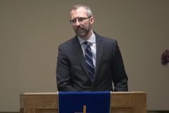 Pastor canadense faz seu primeiro sermão depois de ser liberado da prisão