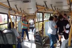 Pregador é agredido por mulher durante evangelismo em ônibus