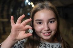 Menina encontra moeda cunhada por sacerdote do Segundo Templo