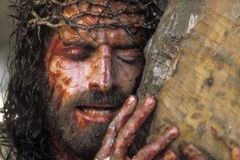 Ator lembra das dores de Jesus em “A Paixão de Cristo”: “Conosco não será diferente”