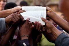 Bíblia estará acessível em todos os idiomas até 2033, projetam tradutores